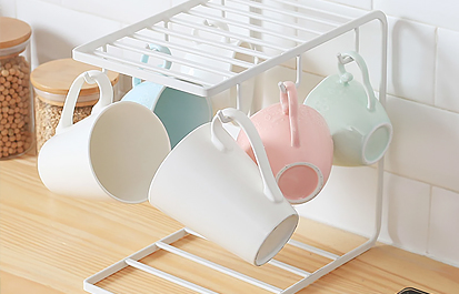 Paano pumili ng isang metal rack para sa mga tasa sa kusina