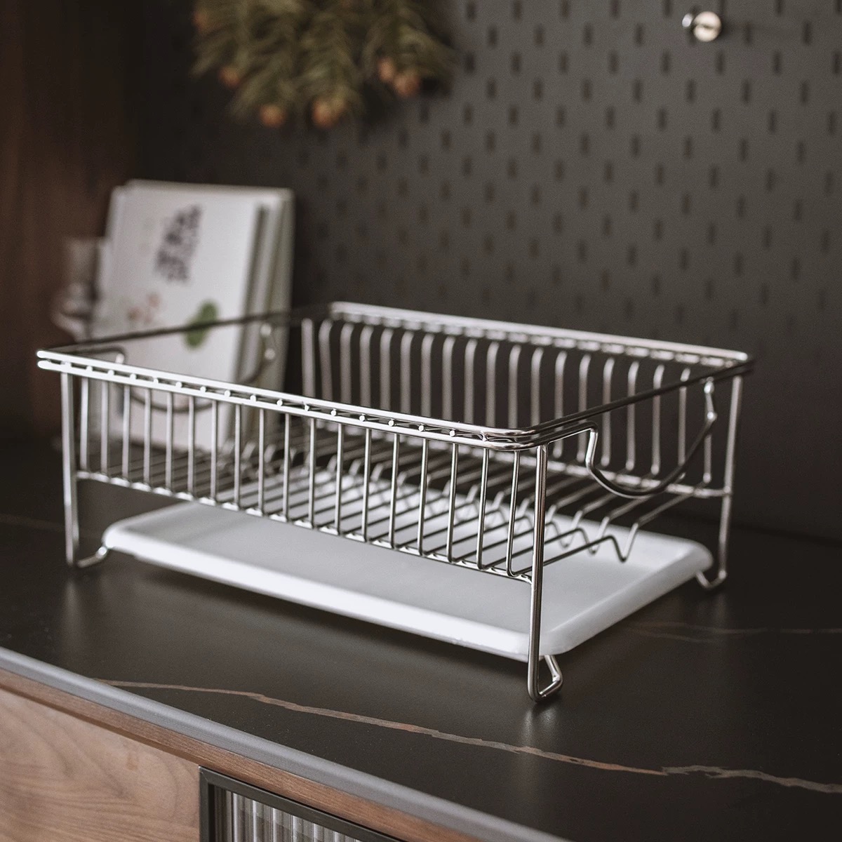 Paano Inihahambing ang isang Metal Home Storage Rack sa isang Wooden?